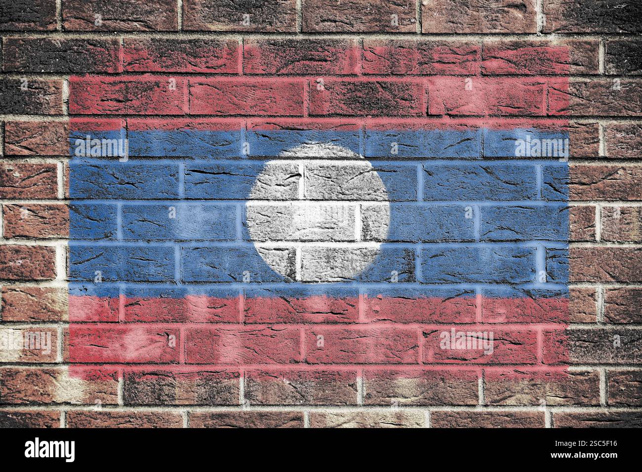 Laos Flagge auf Backsteinmauern Hintergrund Stockfoto