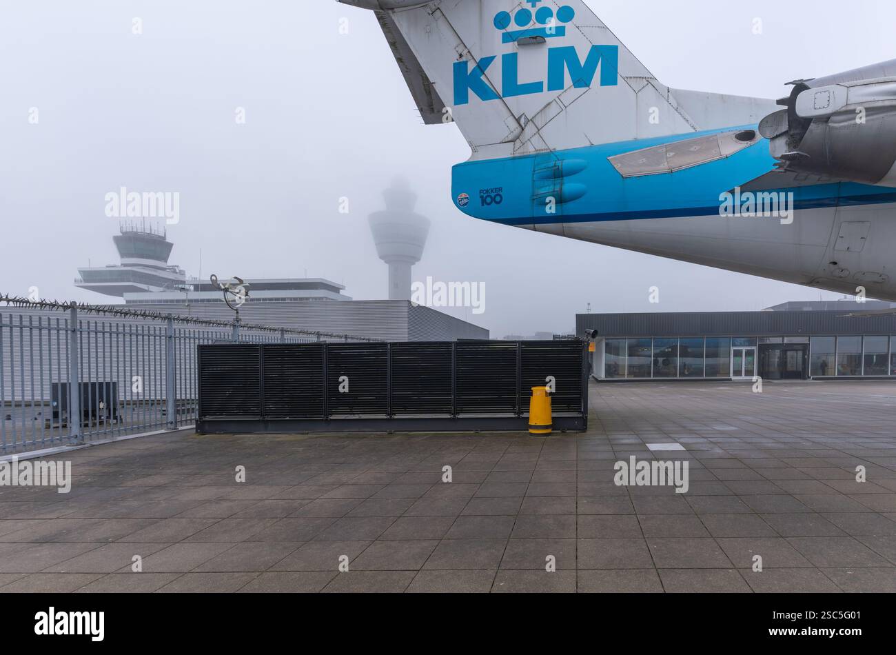 Amsterdam, Niederlande, 18.01.2025, Luftverkehrskontrollturm am Flughafen Schiphol Amsterdam in dickem Nebel Stockfoto