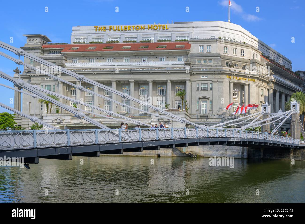 Die historische (1869) Cavanagh Bridge über den Singapore River mit dem Fullerton Hotel (ehemaliges zentrales Postamt) im Hintergrund Stockfoto
