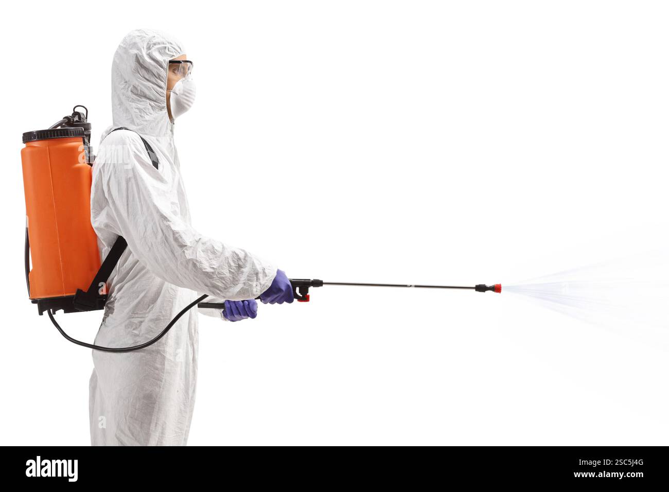 Profi in einem Gefahrenanzug, der ein Desinfektionsmittel isoliert auf weißem Hintergrund sprüht Stockfoto