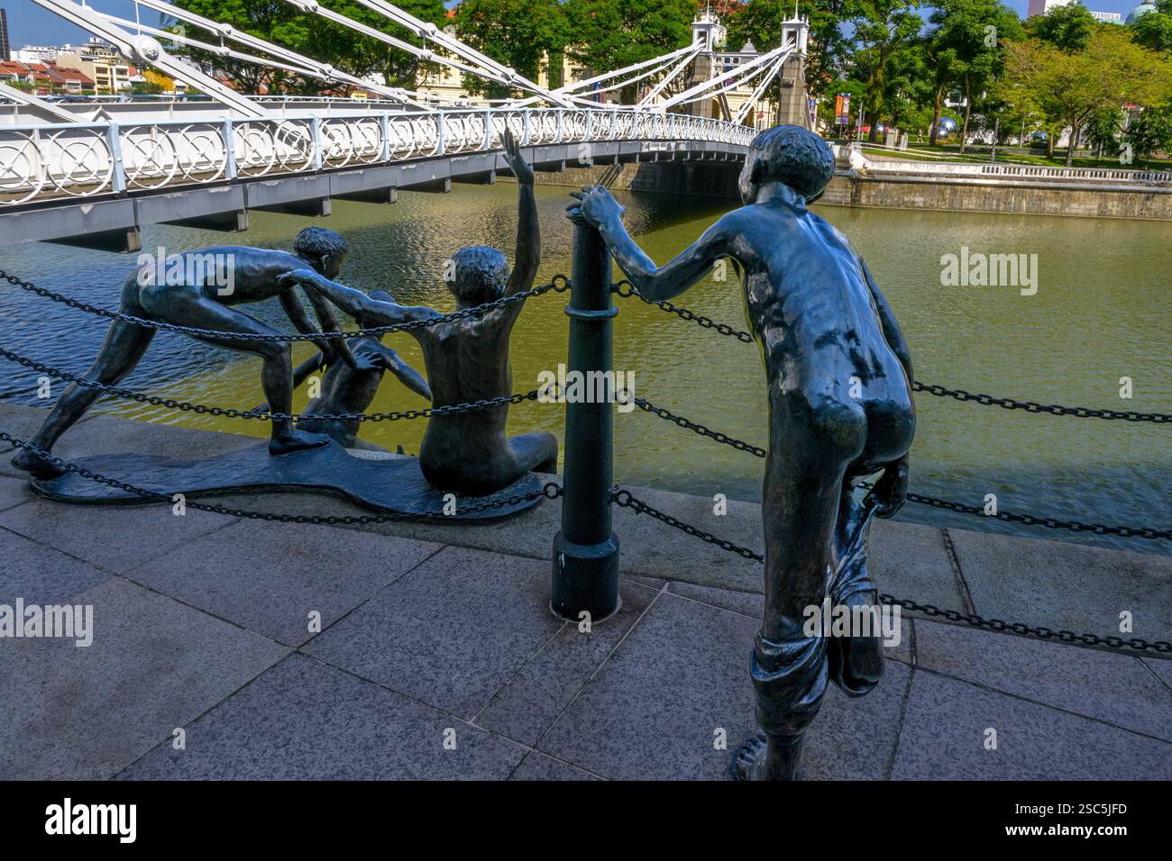 Chong Fat Cheongs Skulptur „die erste Generation“ zeigt fünf Jungen in Bronze, die in den Fluss springen und die ersten Einwanderer Singapurs darstellen Stockfoto