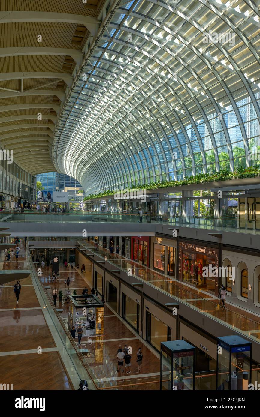 The Shoppes at Marina Bay Sands Luxus-Einkaufszentrum am Fuße des berühmten Hotels in Singapur. Stockfoto