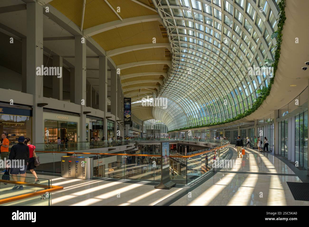 The Shoppes at Marina Bay Sands Luxus-Einkaufszentrum am Fuße des berühmten Hotels in Singapur. Stockfoto