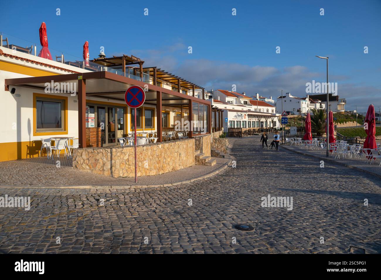 Portugal, Region Oeste, Baleal Island, Cafés und Restaurants auf Largo dos Amigos do Baleal Stockfoto