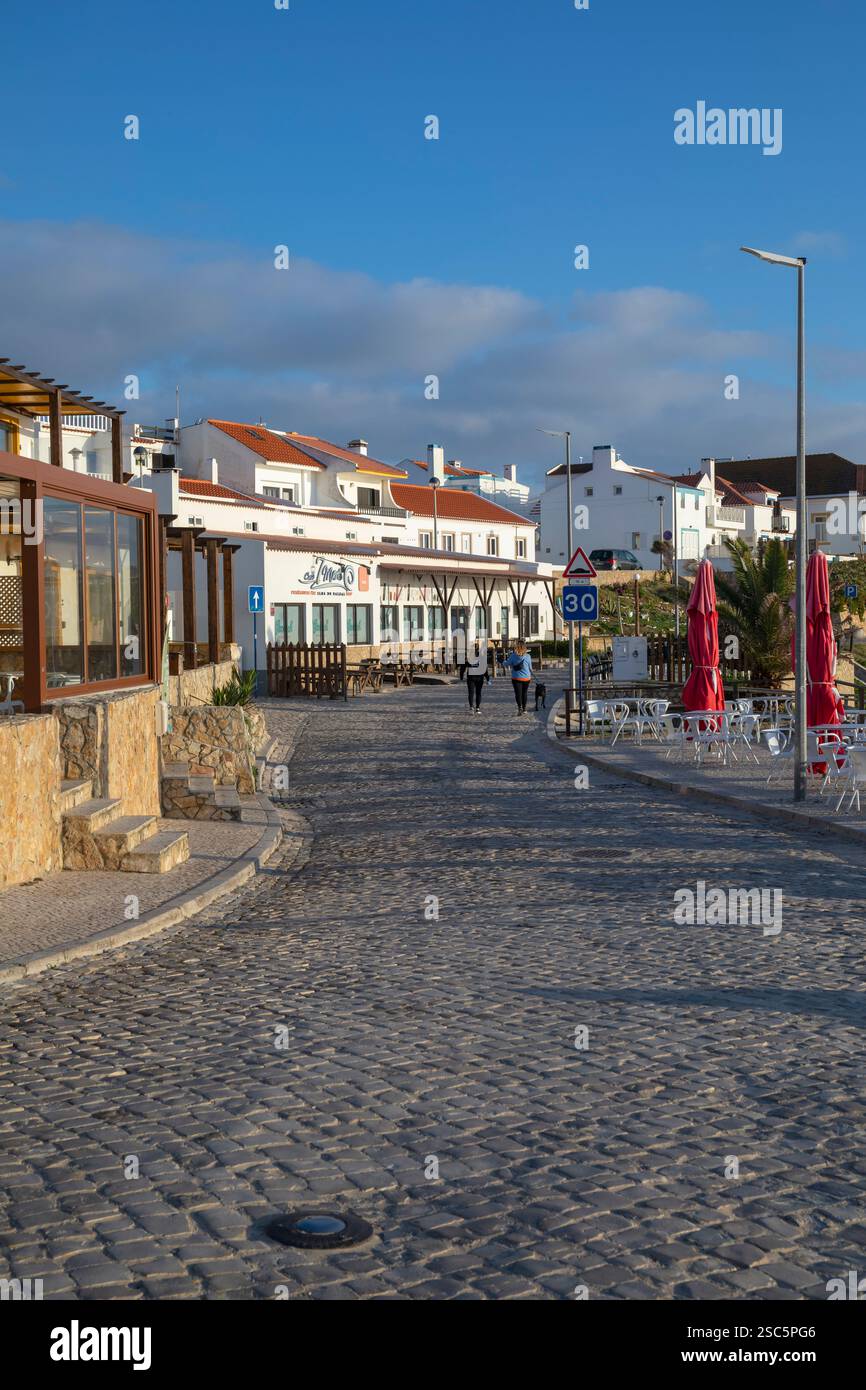 Portugal, Region Oeste, Baleal Island, Cafés und Surf Miire Shops auf Largo dos Amigos do Baleal Stockfoto