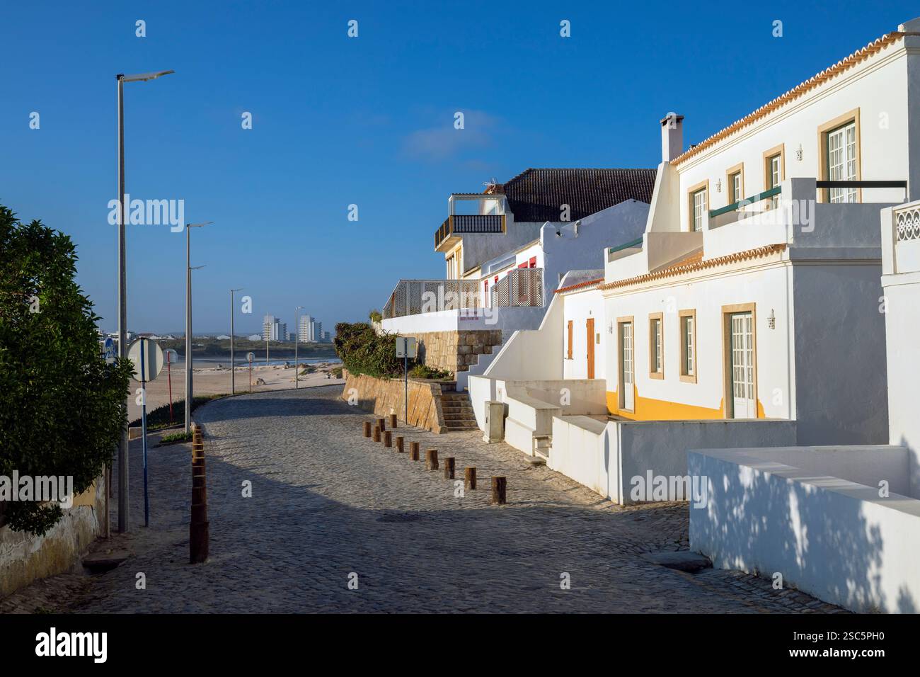Portugal, Region Oeste, Baleal Island, traditionelle Unterkünfte und Vermietungen auf der Rua Raul Brandao Stockfoto