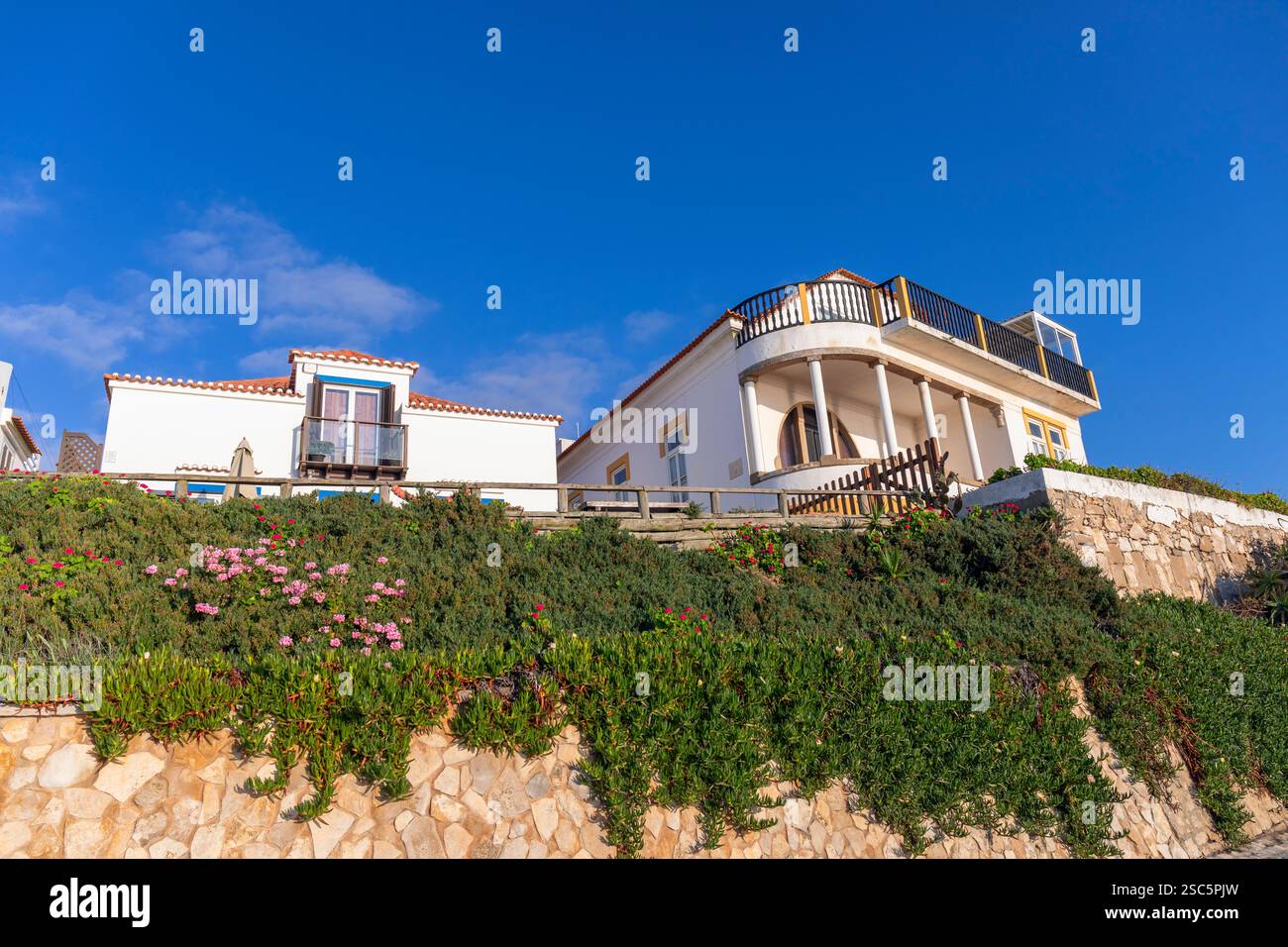Portugal, Region Oeste, Baleal Island, Häuser auf dem Hügel oberhalb der Rua Raul Brandao Stockfoto