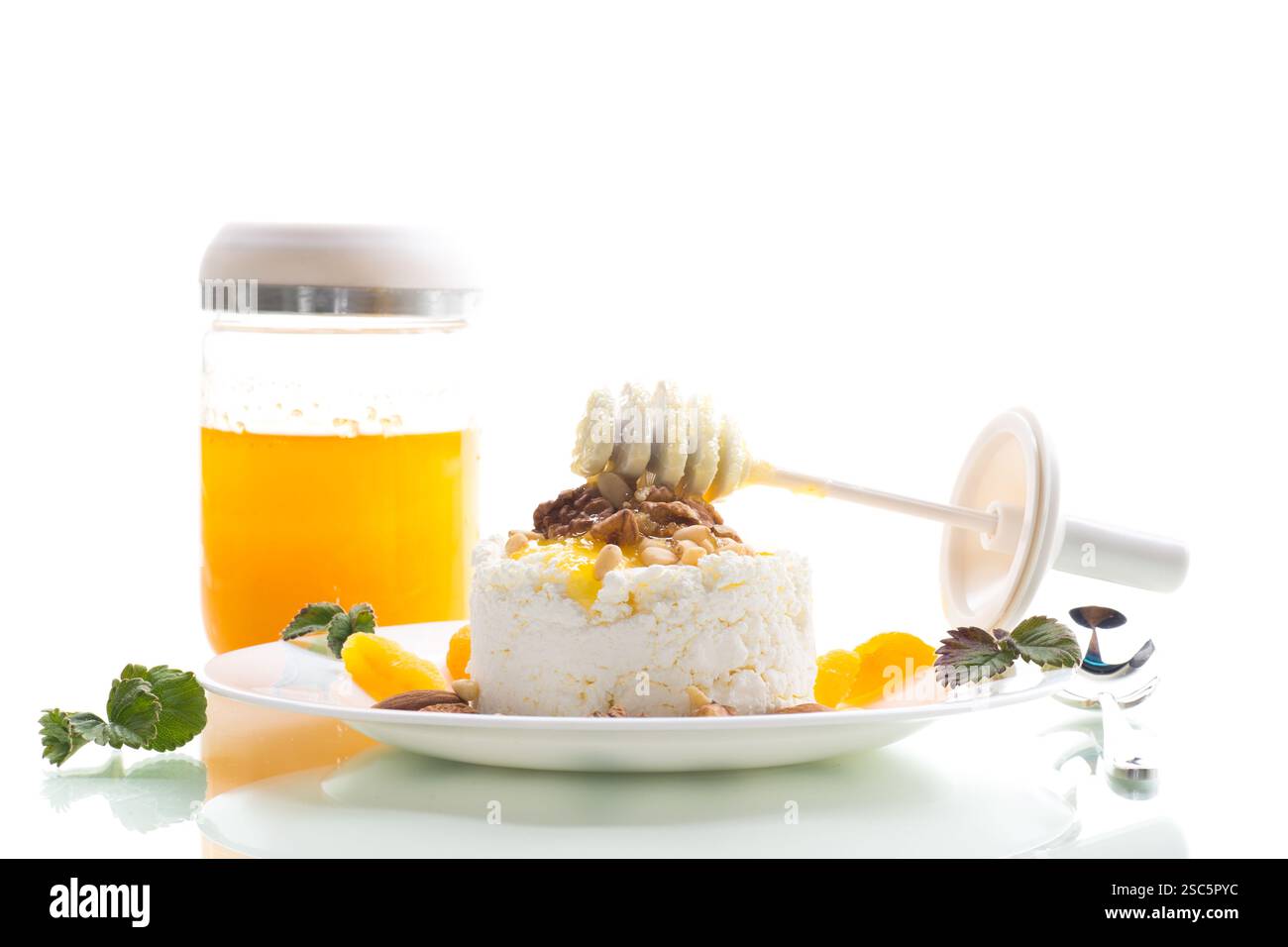 Gesunde Hüttenkäse Dessert mit Nüssen und getrockneten Früchten. Stockfoto