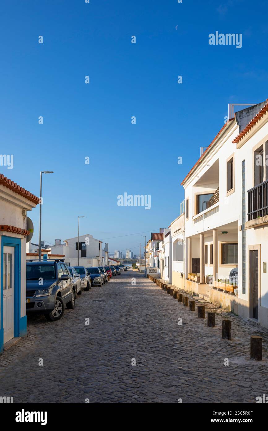 Portugal, Region Oeste, Baleal Island, traditionelle Unterkünfte und Touristenunterkünfte auf der Rua Raul Brandao Stockfoto