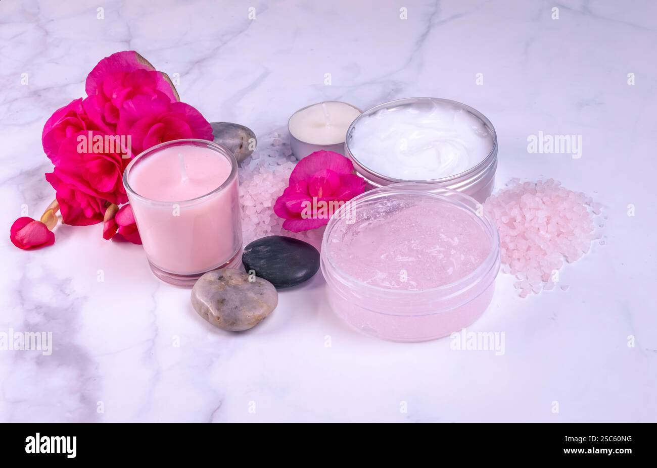 Körperlotion, Badesalz, Peeling, Blumen und Kerzen für Spa. Natürliche Körperpflegeprodukte, Entspannung, Entgiftung, Aromatherapie, Schönheit, Wellness, Bio, sp Stockfoto