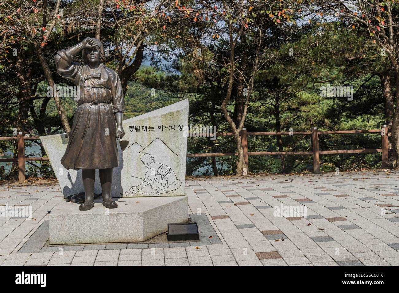 Cheongyang-Gun, Südkorea, 2. Oktober 2020: Nur für redaktionelle Zwecke. Statue zu Ehren der Frauen, die im Bergpark auf dem Feld arbeiten. Interpret unkn Stockfoto