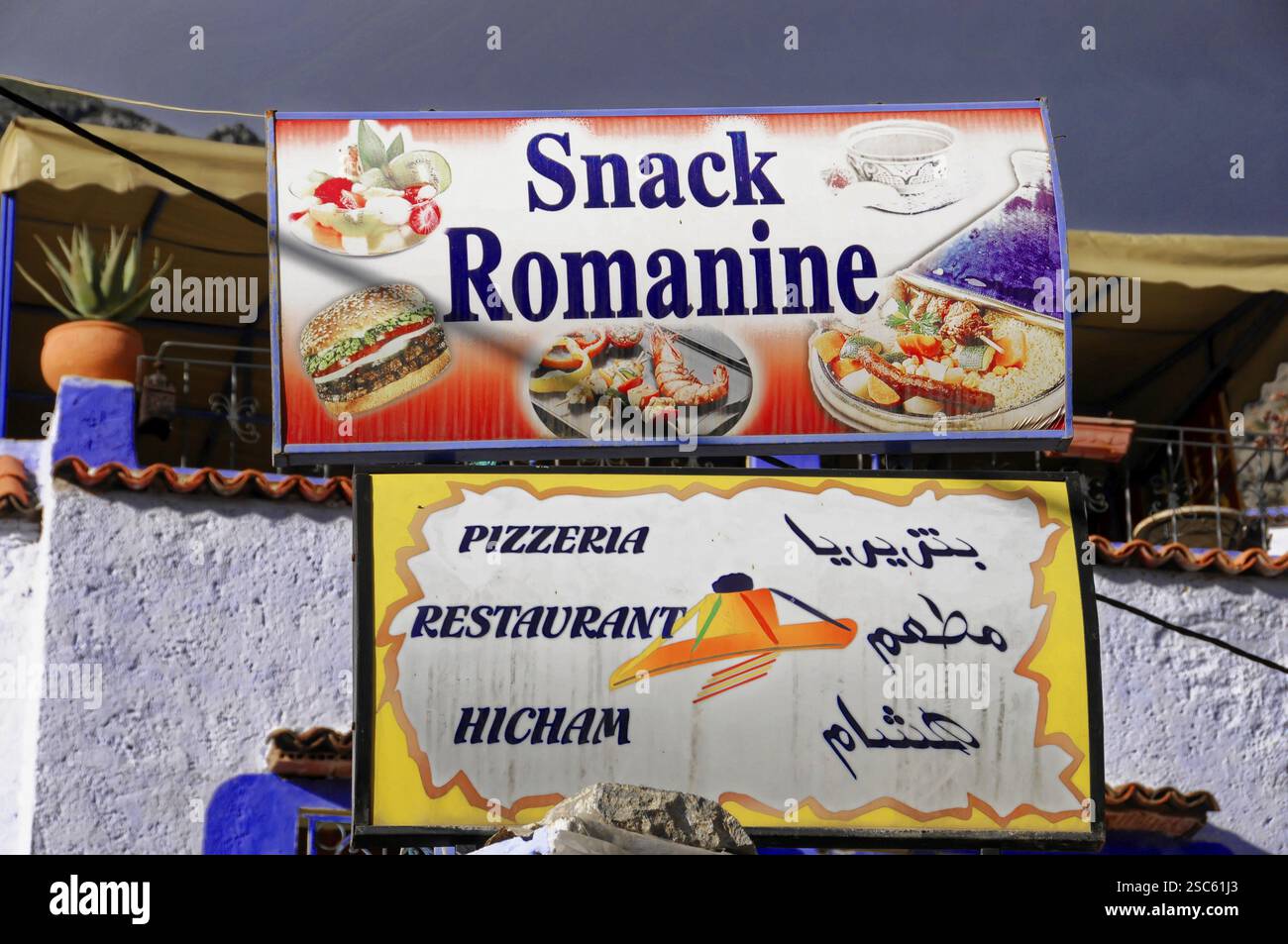 Chefchaouen, Rif Mountains, Marokko, buntes Werbeschild für ein Café und Restaurant an einer Wand, Chefchaouen, Nordmarokko, Marokko, Afrika Stockfoto