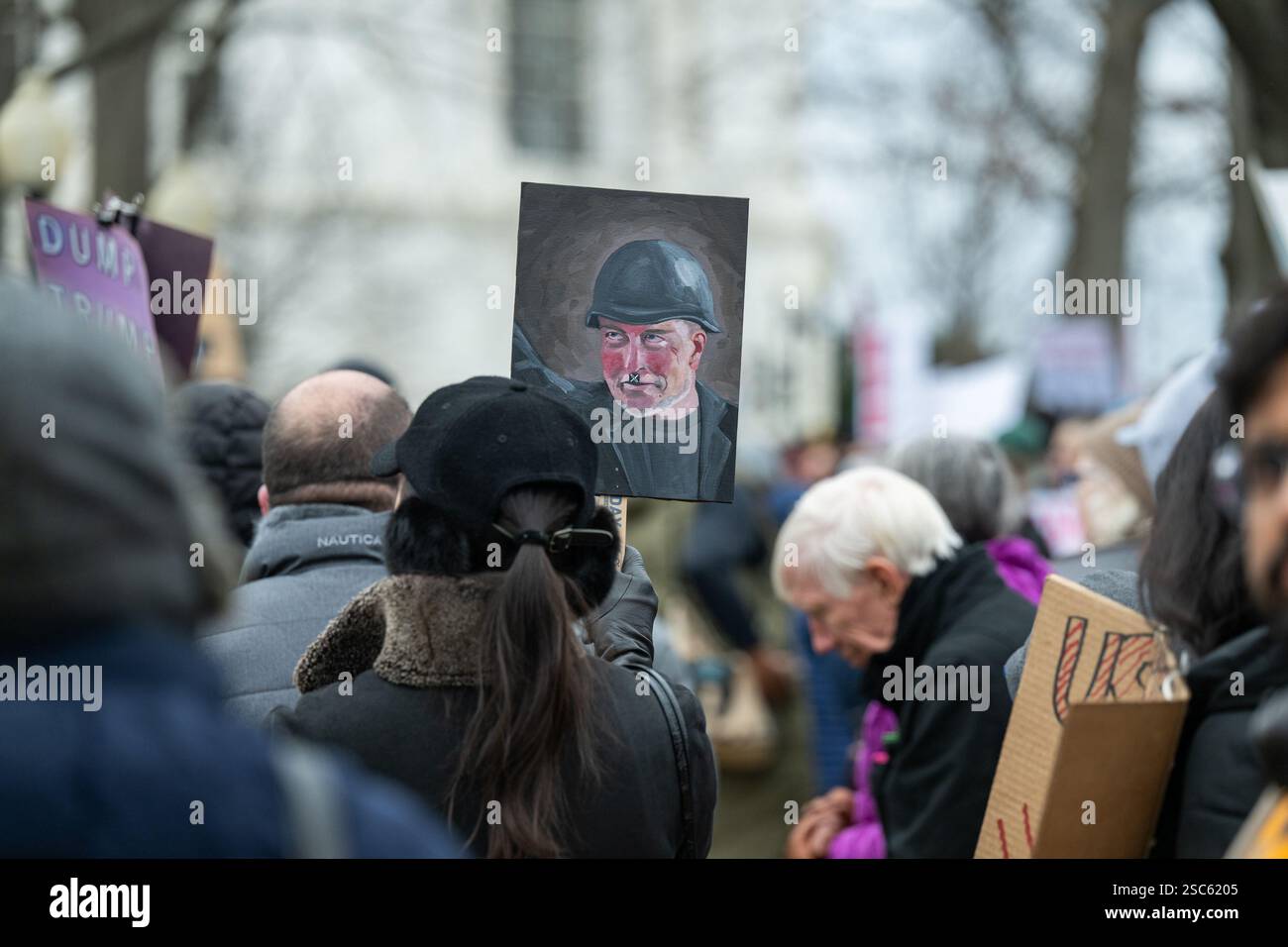 Washington, Usa. Februar 2025. Ein Demonstrant hält ein Schild, das Elon Musk mit einem Hitler-Schnurrbart bei einer Kundgebung gegen Präsident Donald J. Trump und Elon Musks Plan zeigt, USAID vor dem US-Kapitol in Washington, DC am Mittwoch, den 5. Februar 2025 zu schließen. Foto: Annabelle Gordon/UPI Credit: UPI/Alamy Live News Stockfoto