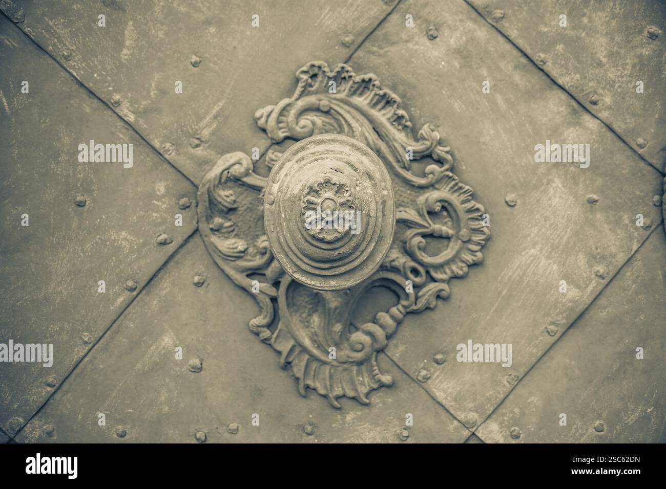 Türknauf, kunstvolle Schmiedearbeiten, Kirchentor der Kirche der Barmherzigen Brüder, Graz, Steiermark, Österreich, Europa Stockfoto