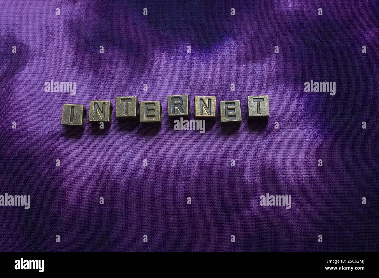 Internetformulierung mit Metallbuchstaben als Netz- und Geschäftskonzept Stockfoto