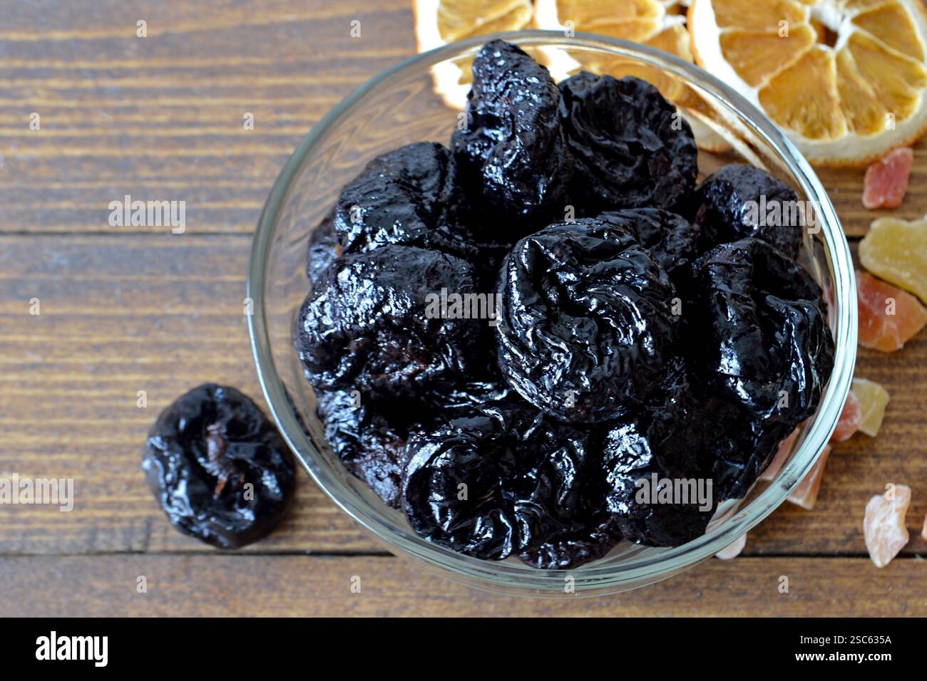 Getrocknete Pflaume in der Schüssel Stockfoto