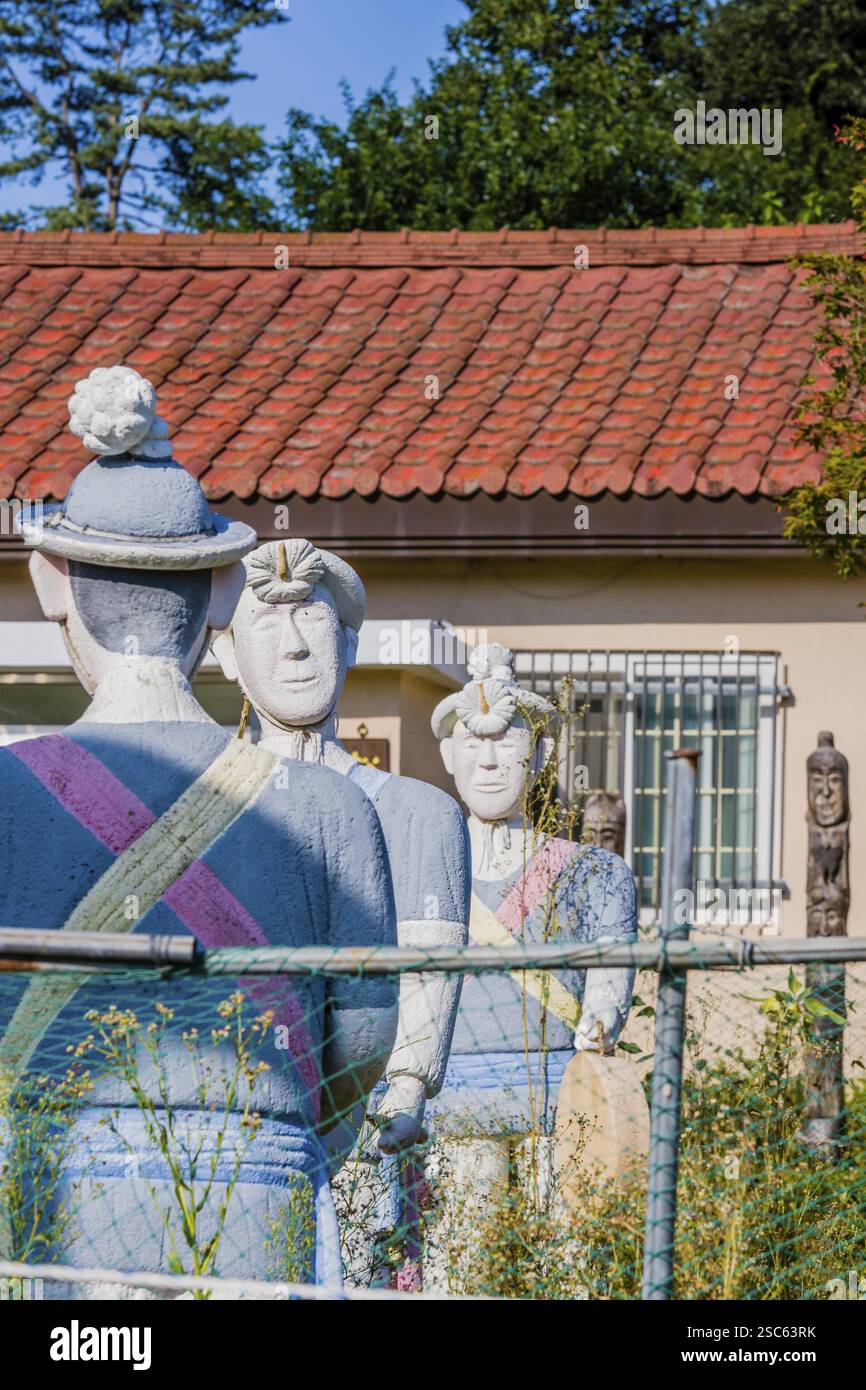 Daejeon, Südkorea, 17. August 2018: Statuen koreanischer männlicher Pungmul-Künstler vor einem unscheinbaren Gebäude. Pungmul ist ein traditionelles Musical Stockfoto