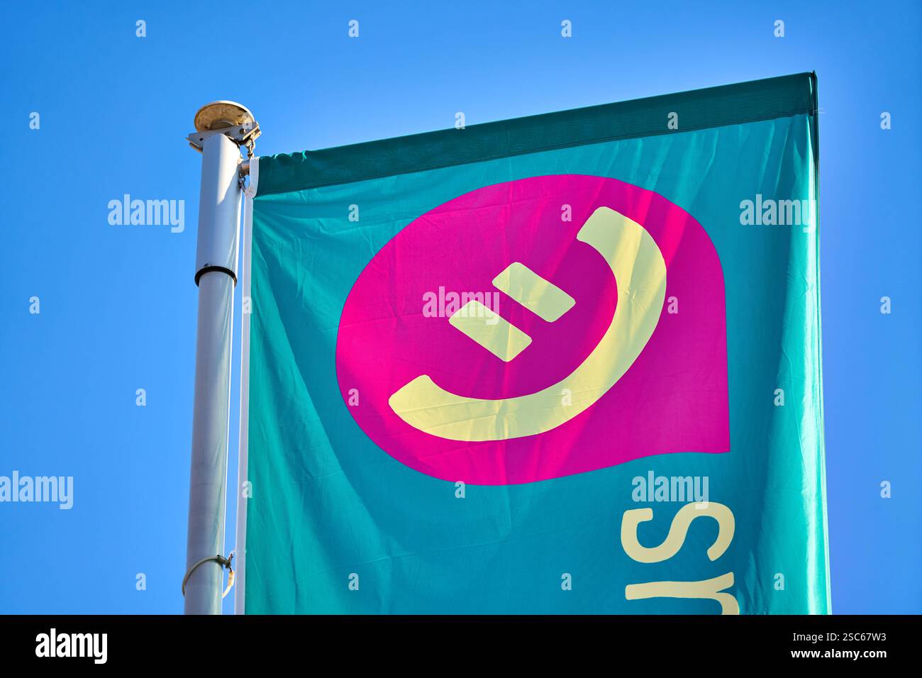 Baden-Württemberg, Stuttgart, Deutschland - 5. Februar 2025: Eine Flagge mit dem Logo des neuen REWE Bonusprogramms weht im Wind vor klarem Himmel. Das Kundenprogramm bietet Rabatte. Sammeln Sie Euro in der REWE App, wenn Sie in REWE Shops einkaufen. *** Eine Fahne mit dem Logo des neuen REWE Bonusprogramme weht im Wind vor klarem Himmel. Das Kundenprogramm bietet Rabatte Sammle Euros in der REWE App beim Einkaufen in REWE-Märkten. Stockfoto