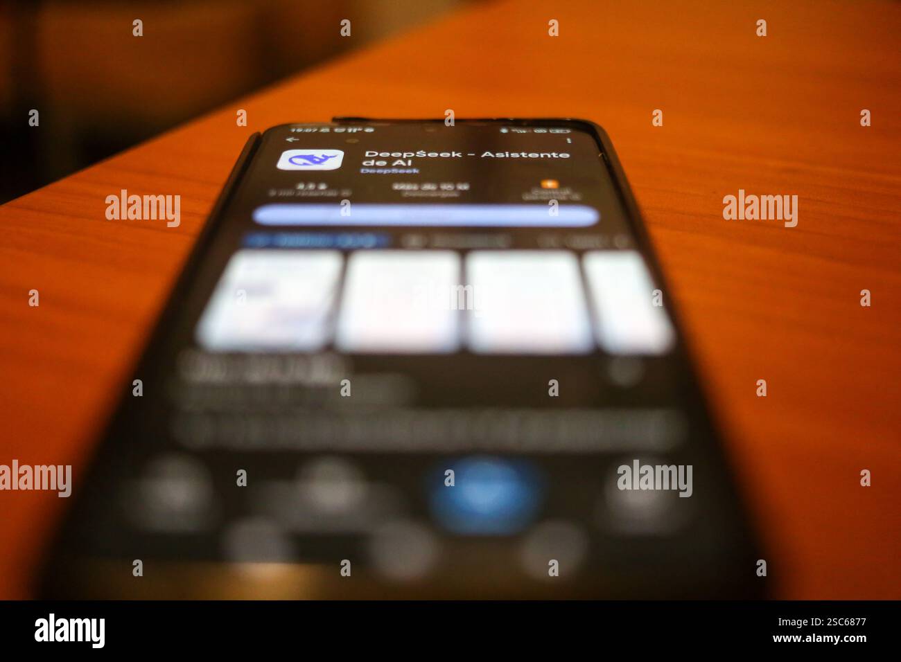 Carabanchel, Spanien, 3. Februar 2025: Ein Handy, das die Deepseek-Anwendung während Deepseek, dem chinesischen Assistenten für künstliche Intelligenz, am 3. Februar 2025 in Carabanchel, Spanien, herunterlädt. Quelle: Alberto Brevers / Alamy Live News. Stockfoto