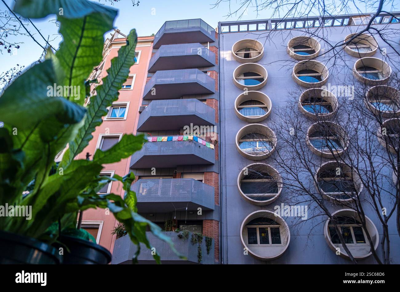 Ein skurriles modernes Apartmenthaus mit runden Fenstern in Barcelona, Spanien Stockfoto