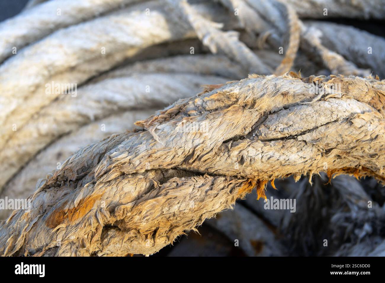Detailansicht alter Industrieseile Stockfoto