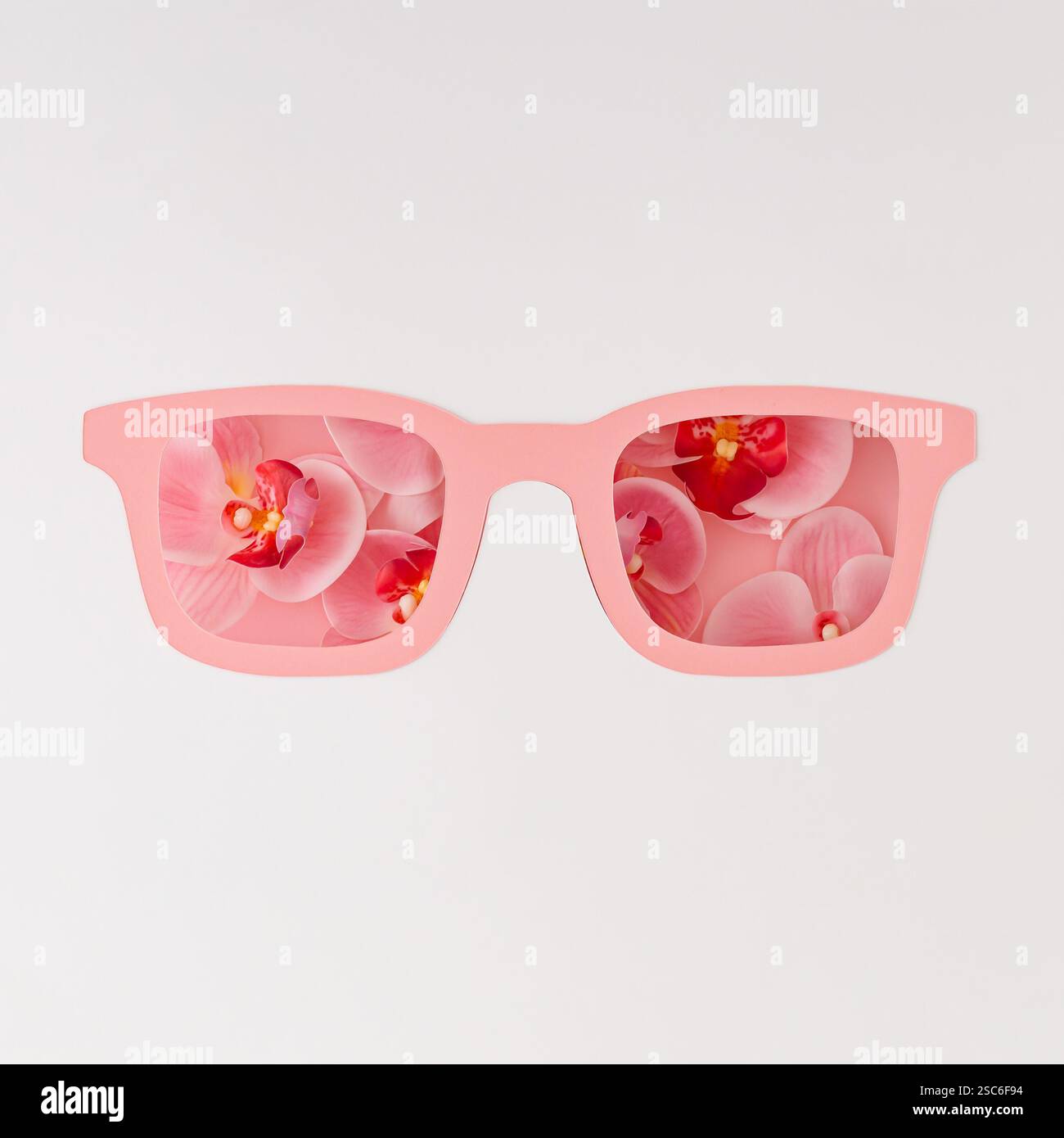 Orchideenblüten sichtbar durch rosafarbene gläserne Ausschnitte auf weißem Hintergrund. Minimales optimistisches Konzept. Sehen Sie das Leben durch eine rosarote Brille Stockfoto
