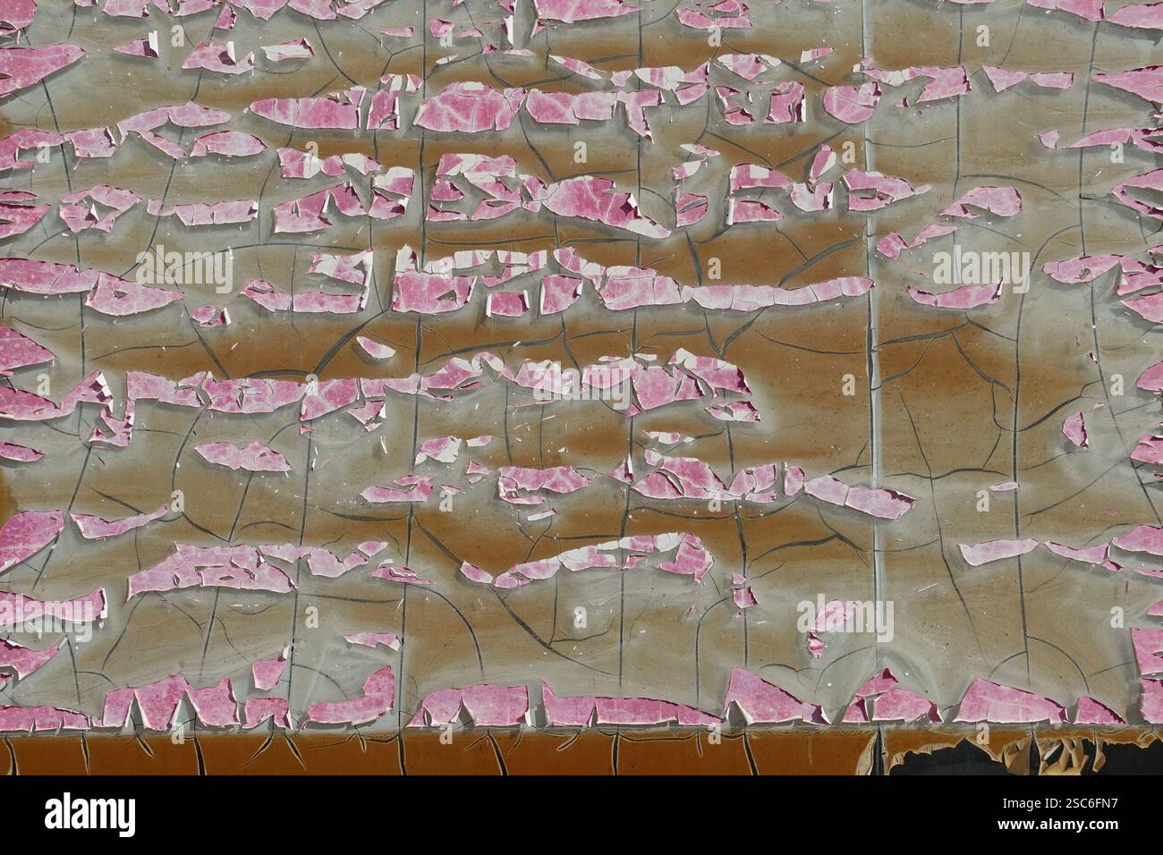 Abgesplitterter Kunststoff auf Glasoberfläche abstrakte Grungy-Hintergrundstruktur. Stockfoto