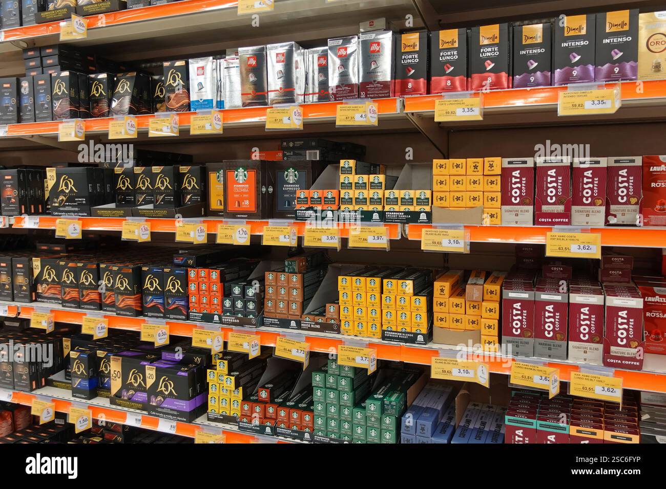 Athen, Griechenland - 22. Februar 2024: Marken von Espresso und Cappuccino zum Verkauf in den Regalen. Stockfoto