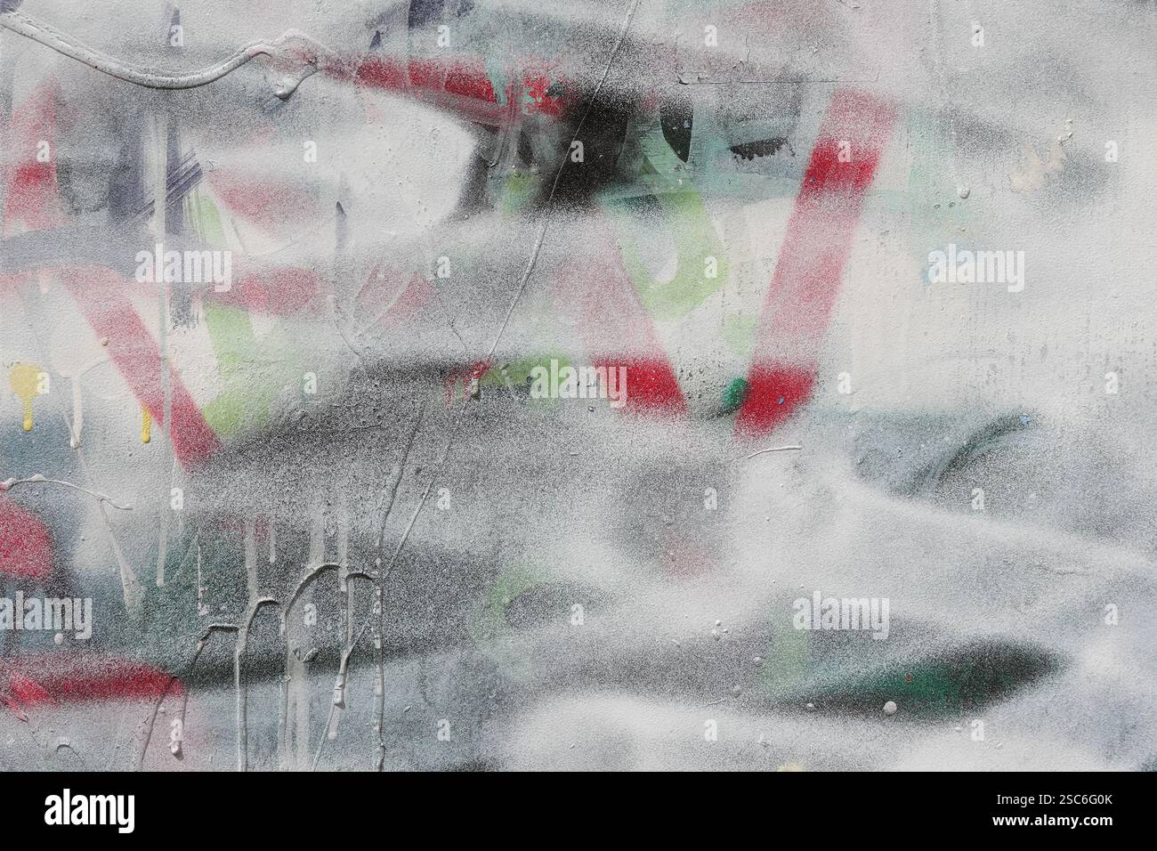Unordentliche Graffiti-Schichten malen abstrakten urbanen Kunsthintergrund mit Copyspace. Stockfoto