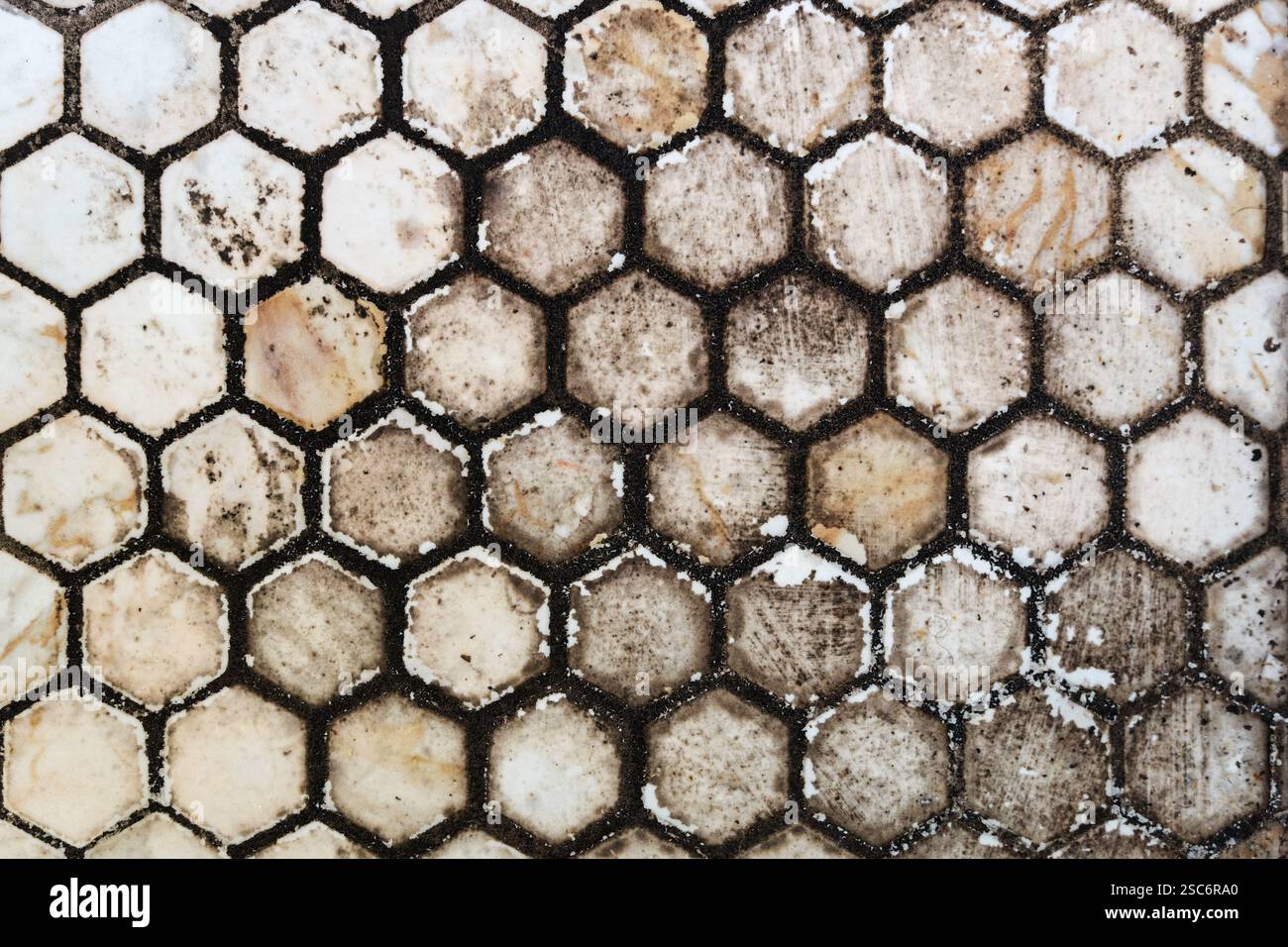 Dreckig dreckiger sechseckiger weißer Fliesenboden im Bad mit Schimmel und Flecken Stockfoto