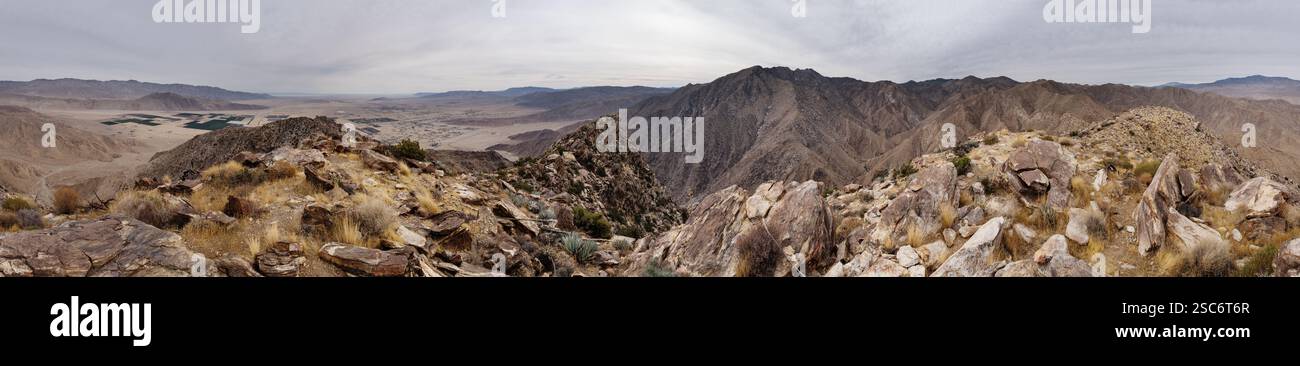 360-Grad-Panorama vom Gipfel des Indianhead Mountain im Anza Borrego Desert State Park in Südkalifornien Stockfoto