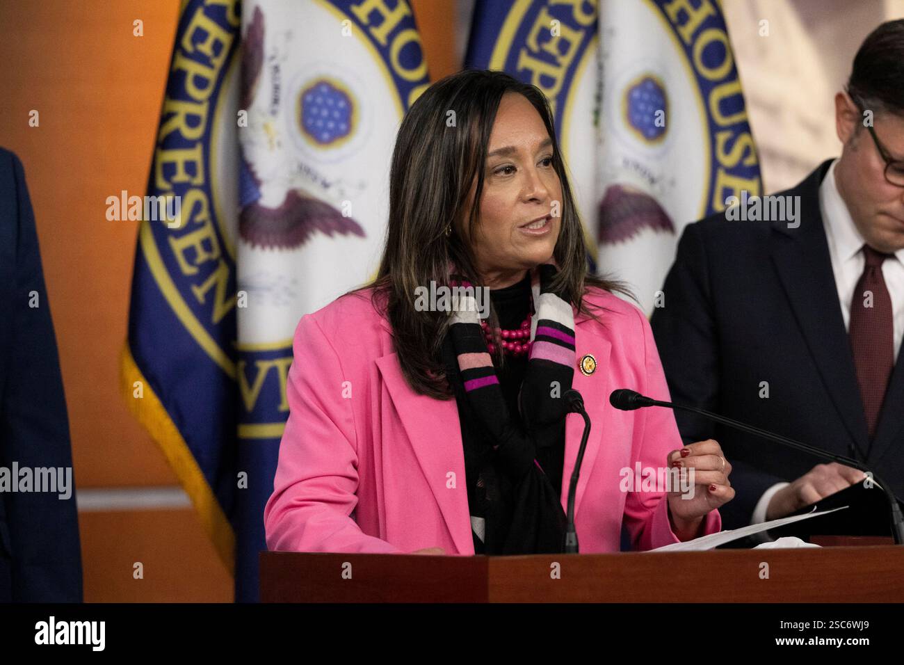 Die US-Repräsentantin Monica de La Cruz (Republikanerin von Texas) spricht am Mittwoch, den 5. Februar 2025, auf einer Pressekonferenz der Führung des Republikanischen Repräsentantenhauses in der Radio TV Gallery in Washington, DC. Sie spricht über das Thema, dass Transfrauen neben zitierten Frauen in Sportarten in den US-Schulen die Umkleideräume von womenâs nutzen. Kredit: Mattie Neretin/CNP Stockfoto