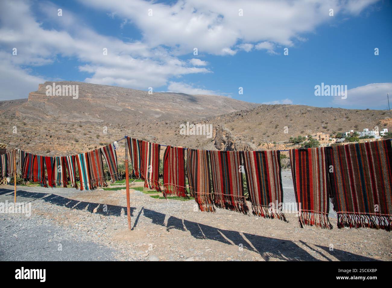 Betende Teppiche zum Verkauf an der Straße in den Bergen von Jabal Sham, Oman Stockfoto