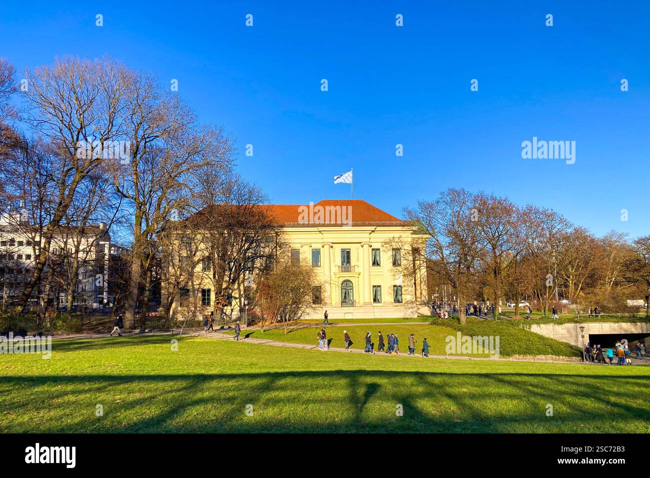 MÜNCHEN - 2. DEZEMBER 2024: Der Hofgarten ist ein Garten im Zentrum Münchens, zwischen der Residenz und dem Engländer - Smartphone-aufgenommenes Stockfoto