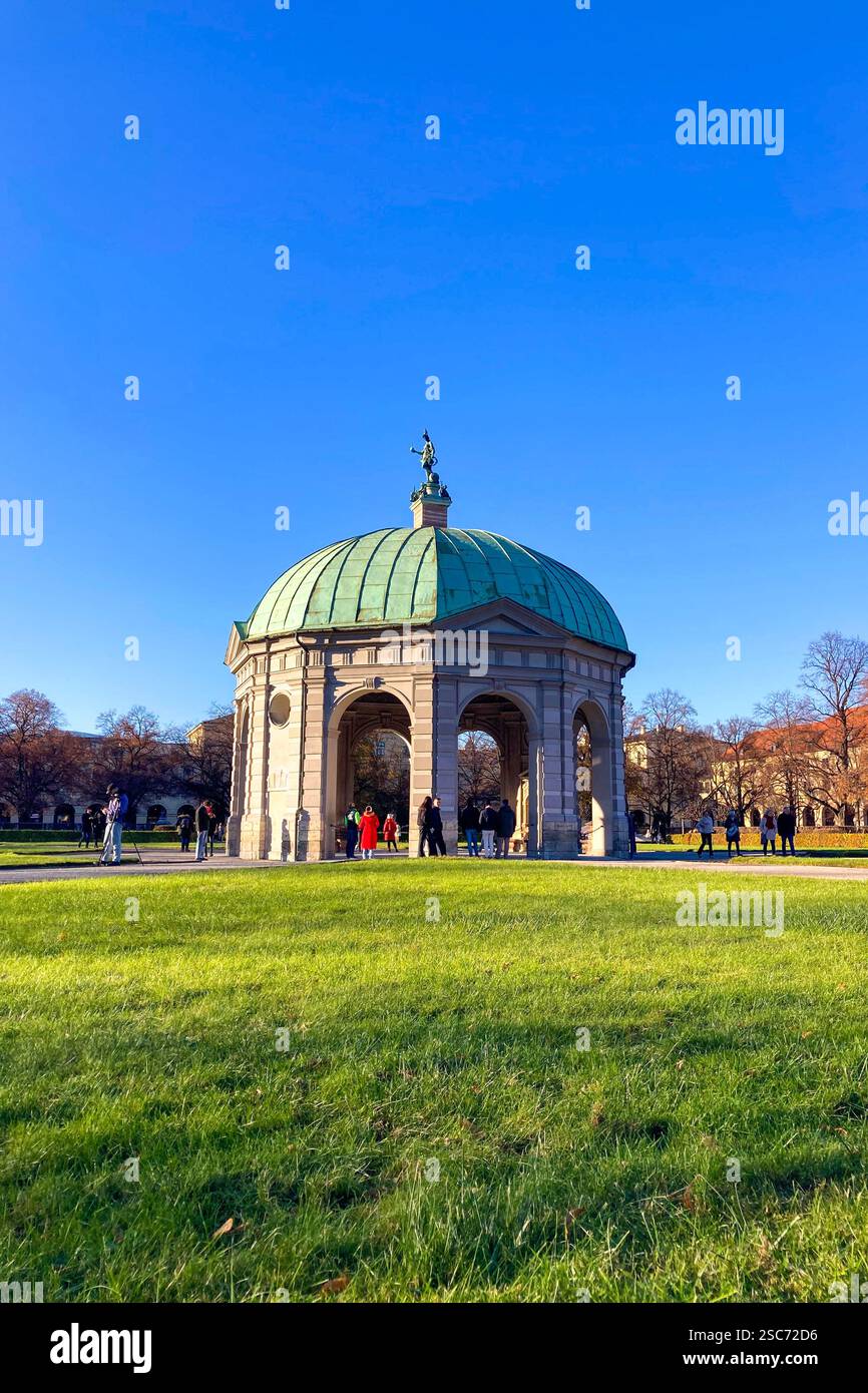 MÜNCHEN - 2. DEZEMBER 2024: Der Hofgarten ist ein Garten im Zentrum Münchens, zwischen der Residenz und dem Engländer - Smartphone-aufgenommenes Stockfoto