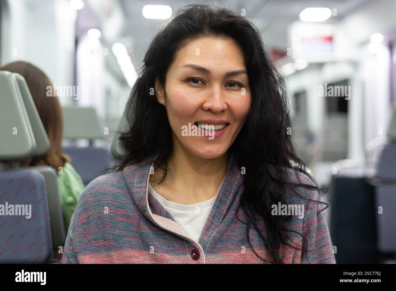 Porträt einer Frau, die im städtischen Trai unterwegs ist Stockfoto
