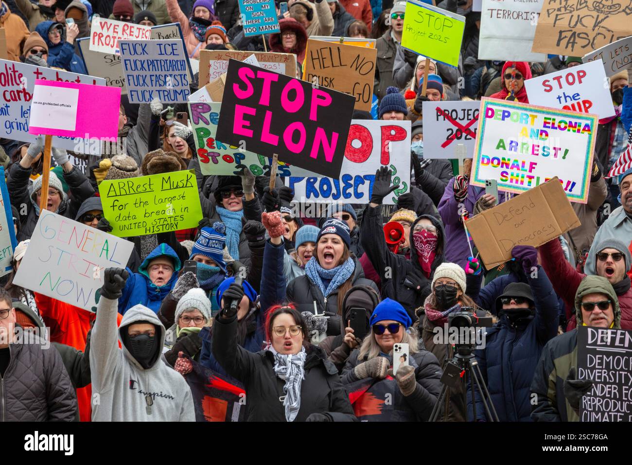 Lansing, Michigan, USA. Februar 2025. In der Hauptstadt des Bundesstaates Michigan treffen sich die Menschen gegen Präsident Trump, Elon Musk und Project 2025. Ähnliche Kundgebungen wurden im ganzen Land geplant, viele davon in den Hauptstädten der Bundesstaaten. Quelle: Jim West/Alamy Live News Stockfoto