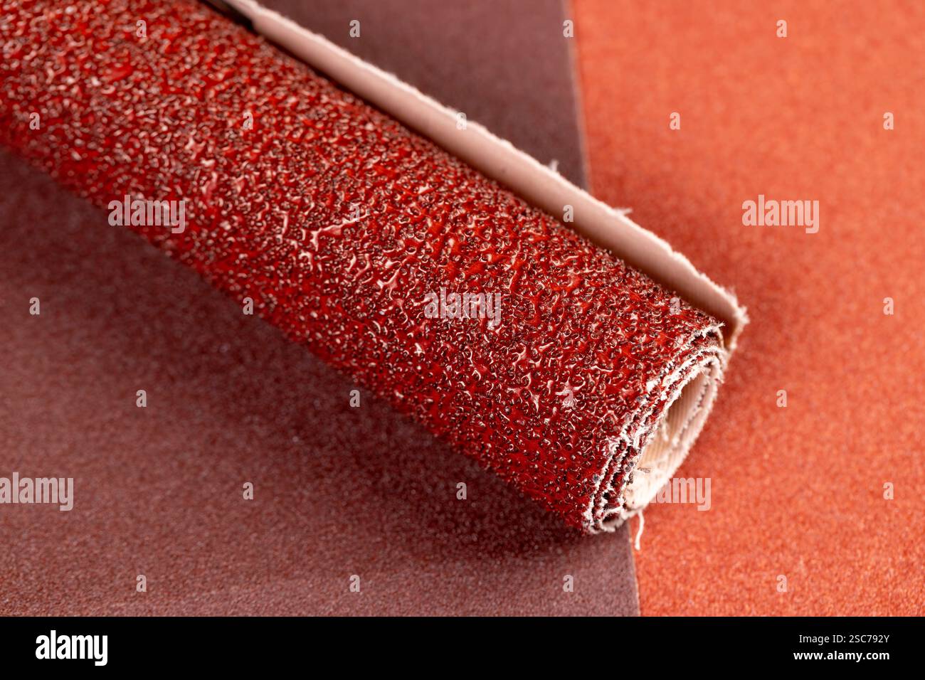 Verschiedene Schleifpapierblätter für die Metall- oder Holzbearbeitung, verschiedene Schleifpapiere für die grobe oder feine Bearbeitung von Materialien Stockfoto