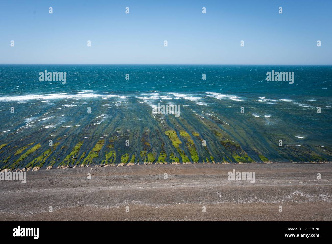 Meerblick mit Blick auf den atlantik vor dem Kosast der Halbinsel valdes in Puerto Madryn, Patagonien Argentinien. Stockfoto