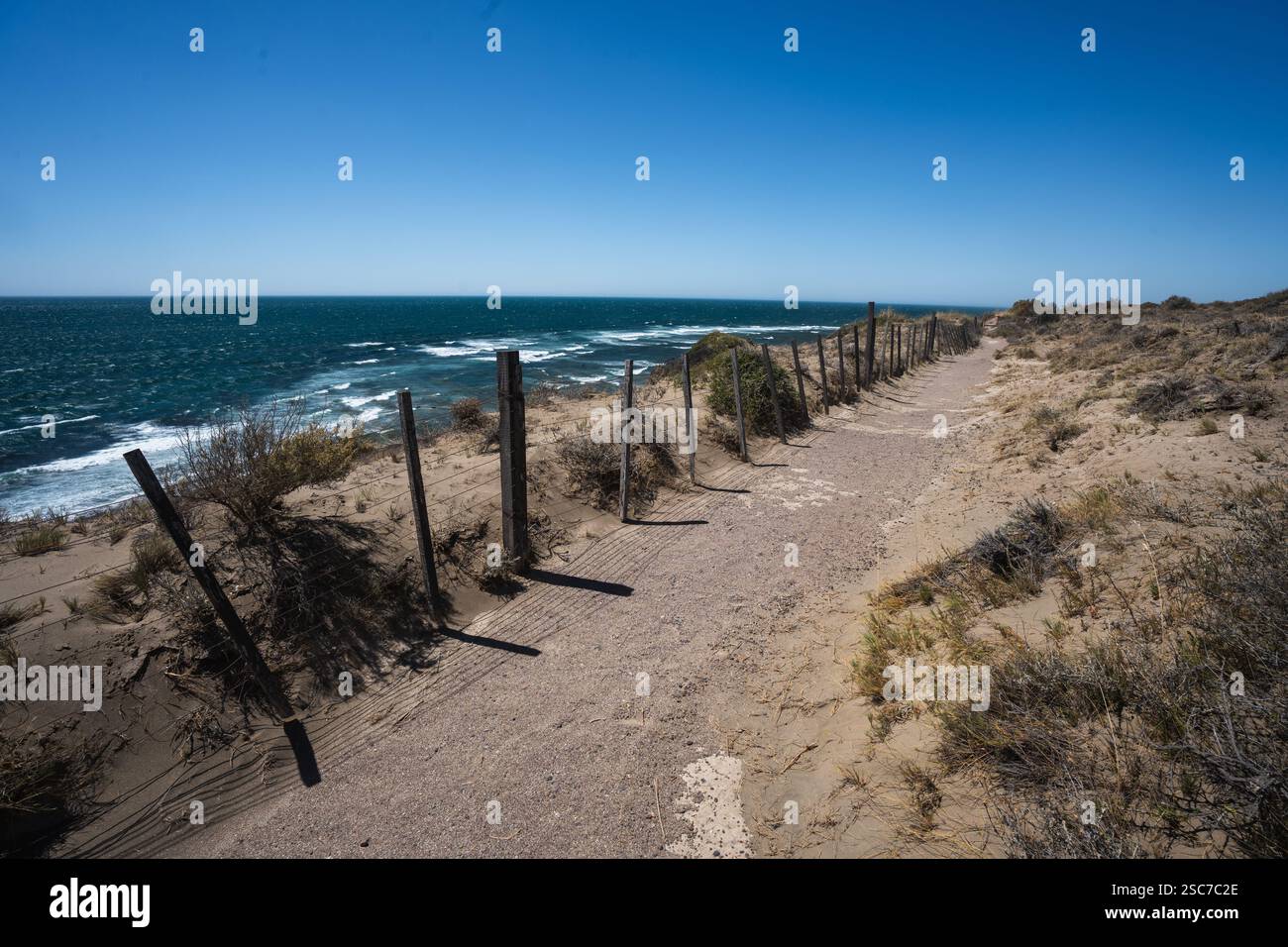 Meerblick mit Blick auf den atlantik vor dem Kosast der Halbinsel valdes in Puerto Madryn, Patagonien Argentinien. Stockfoto