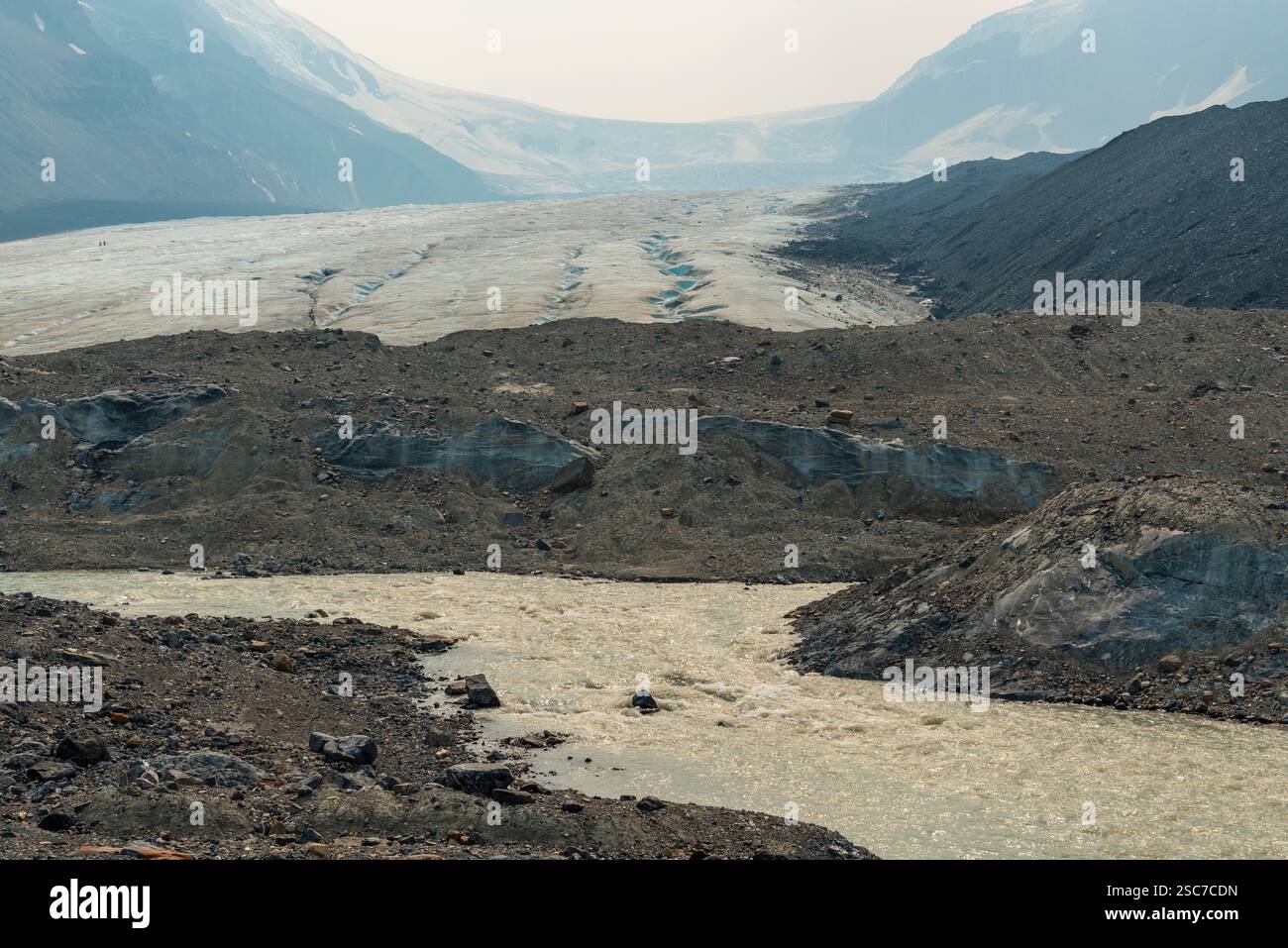 Athabasca-Flussquelle und Athabasca-Gletscher mit Waldfeuer-Rauchschleier, Jasper-Nationalpark, Kanada. Stockfoto