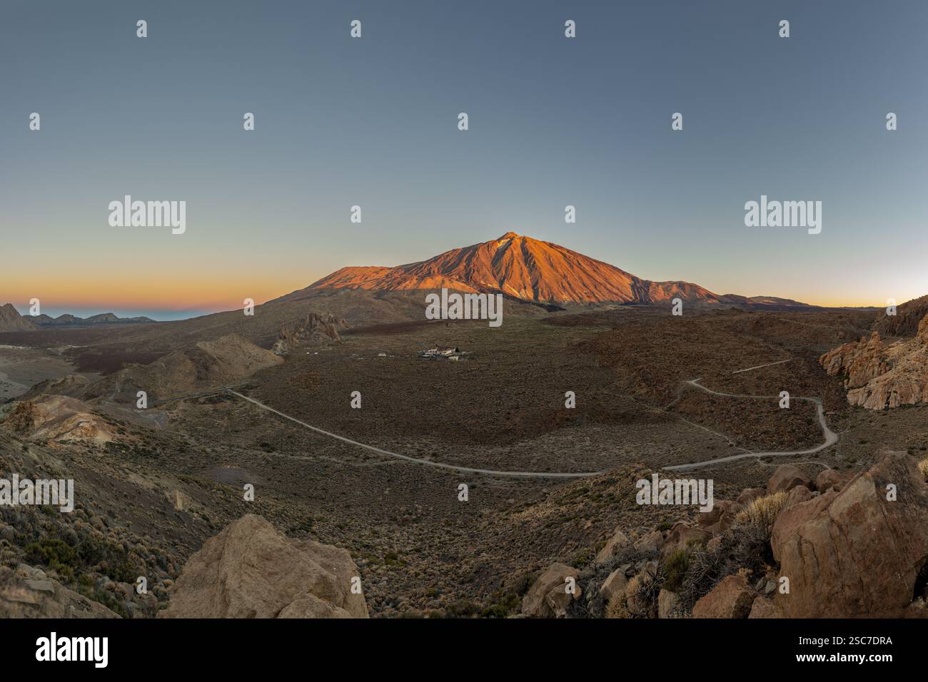 Panorama während des Aufstiegs zum Alto de Guajara, 2715 m, über den Teide-Nationalpark, Parque Nacional del Teide, zum Pico del Teide, 3715 m, bei Sonneneinstrahlung Stockfoto