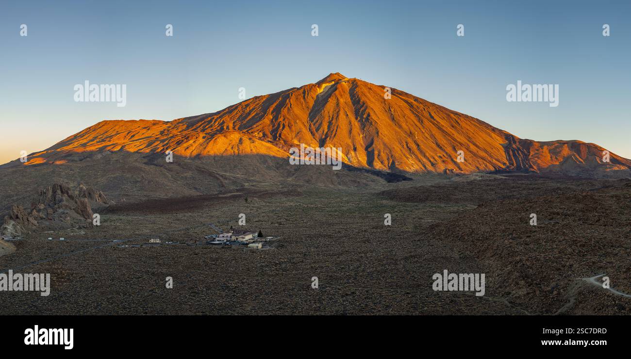 Panorama während des Aufstiegs zum Alto de Guajara, 2715 m, über den Teide-Nationalpark, Parque Nacional del Teide, zum Pico del Teide, 3715 m, bei Sonneneinstrahlung Stockfoto