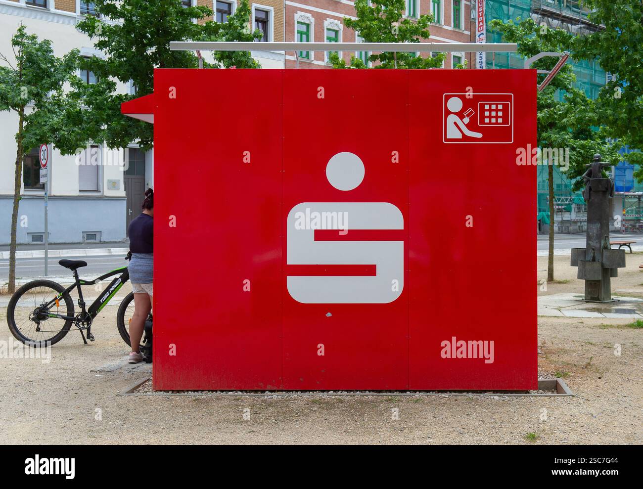 07.06.2024, Deutschland, , Chemnitz - Sparkasse Geldautomat mit Logo im Stadtteil Sonnenberg. 0CE240607D006CAROEX.JPG [MODELLVERSION: NEIN, EIGENSCHAFTSFREIGABE: NEIN Stockfoto