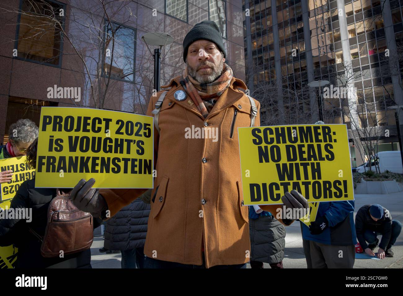 USA. Februar 2025. Hunderte von New Yorkern versammelten sich am 5. Februar 2025 vor den NYC-Büros der Senatoren Schumer und Gillibrand zu einer Demonstration, um sie aufzufordern, alle ihnen zur Verfügung stehenden Mittel einzusetzen, um gegen den Versuch der aktuellen Regierung, ihren Putsch zu beenden, um die Regierung von, durch und für das Volk durch eine Regierung zu ersetzen, die nur Billionären und dem Einfrieren der Bundesfinanzierung dient. (Foto: Erik McGregor/SIPA USA) Credit: SIPA USA/Alamy Live News Stockfoto