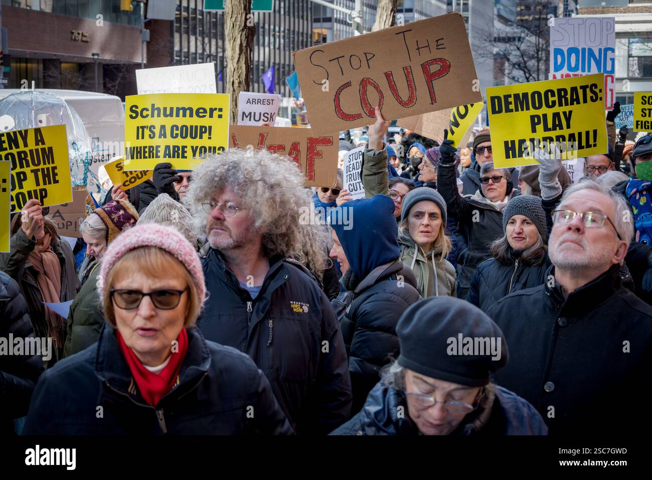 USA. Februar 2025. Hunderte von New Yorkern versammelten sich am 5. Februar 2025 vor den NYC-Büros der Senatoren Schumer und Gillibrand zu einer Demonstration, um sie aufzufordern, alle ihnen zur Verfügung stehenden Mittel einzusetzen, um gegen den Versuch der aktuellen Regierung, ihren Putsch zu beenden, um die Regierung von, durch und für das Volk durch eine Regierung zu ersetzen, die nur Billionären und dem Einfrieren der Bundesfinanzierung dient. (Foto: Erik McGregor/SIPA USA) Credit: SIPA USA/Alamy Live News Stockfoto