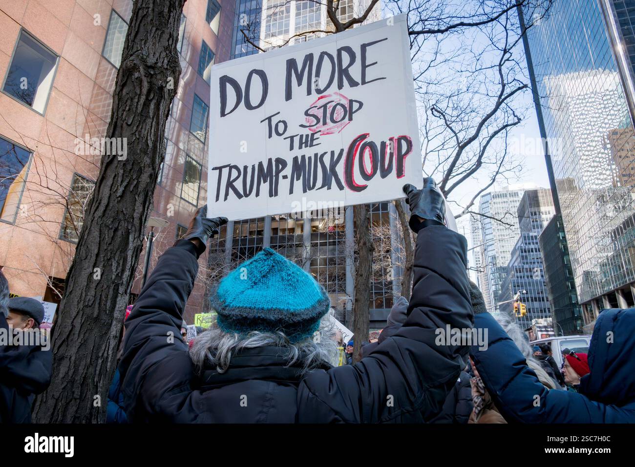 USA. Februar 2025. Hunderte von New Yorkern versammelten sich am 5. Februar 2025 vor den NYC-Büros der Senatoren Schumer und Gillibrand zu einer Demonstration, um sie aufzufordern, alle ihnen zur Verfügung stehenden Mittel einzusetzen, um gegen den Versuch der aktuellen Regierung, ihren Putsch zu beenden, um die Regierung von, durch und für das Volk durch eine Regierung zu ersetzen, die nur Billionären und dem Einfrieren der Bundesfinanzierung dient. (Foto: Erik McGregor/SIPA USA) Credit: SIPA USA/Alamy Live News Stockfoto