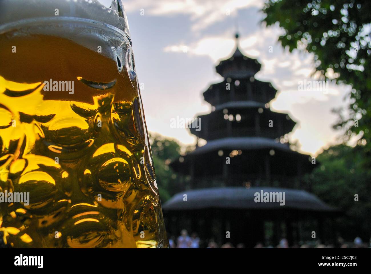 Chinesischer Turm mit Maß Beer in München Stockfoto