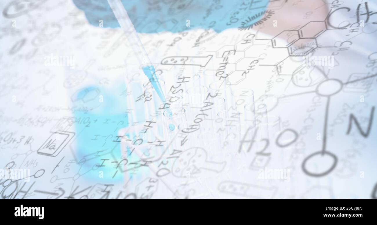 Bild von chemischen Formeln und Gleichungen über Wissenschaftler mit Pipette im Labor Stockfoto