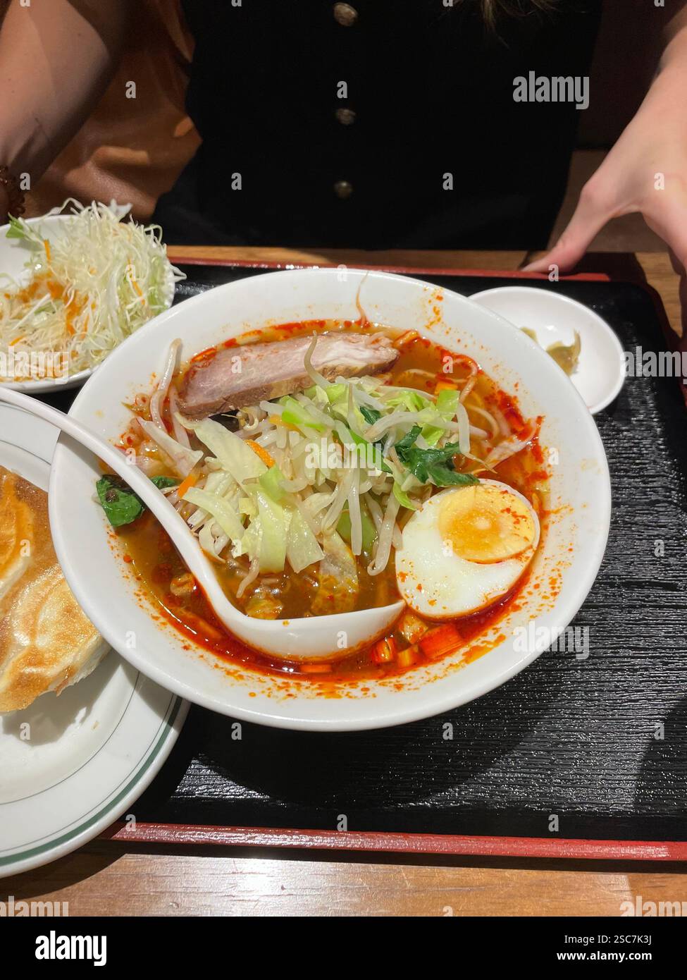 Spicy Ramen Bowl in Tokio, Japan - Smartphone-aufgenommenes Stockfoto